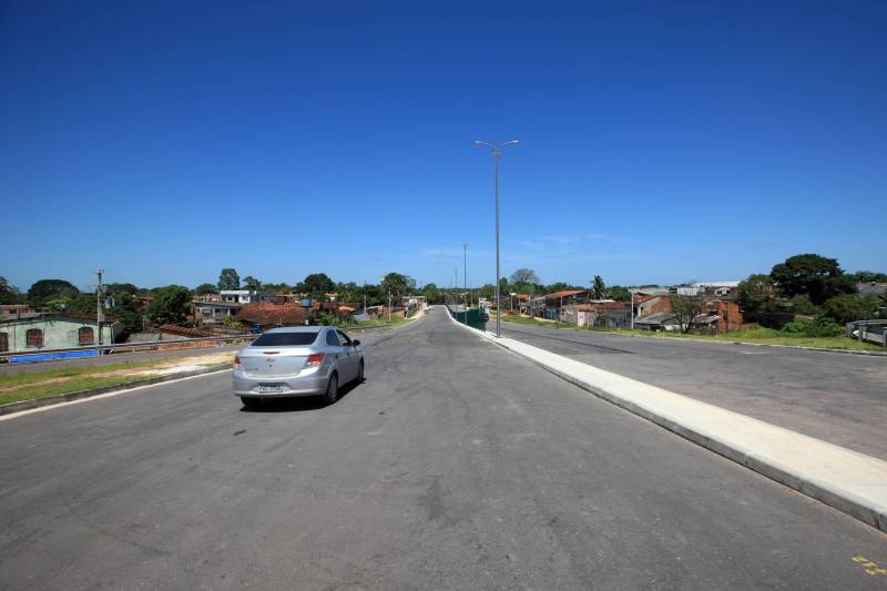 Com a chegada do verão, as obras de prolongamento da Avenida João Paulo II (foto) entram em ritmo acelerado. A partir do final desta semana, o número de operários envolvidos na obra, que hoje chega a 350, vai passar a ser de 600, o que garantirá maior celeridade na conclusão das obras, previstas para até o final de julho. “Faltam menos de 10% para que a gente conclua toda a obra. São detalhes de pavimentação nas vias de acesso, calçada, gradil, iluminação, o que a gente chama de acabamento. E nesse acabamento, incluímos também as passarelas, que são montadas fora e, a partir daí, são levadas para o canteiro de obra e colocadas em seus devidos lugares. As passarelas são importantes para segurança dos pedestres que vão precisar atravessar a João Paulo. Da mesma forma, a sinalização horizontal e vertical são fundamentais para circulação dos pedestres, motoristas, motociclistas e ciclistas por toda a avenida. A expectativa é que possamos entregar o mais breve possível o prolongamento da Avenida João Paulo II à população, de forma a garantir melhoria da qualidade de vida, saúde, lazer, mobilidade e mais segurança para quem mora nessa área”, informa o diretor geral do Núcleo de Gerenciamento de Transportes Metropolitano (NGTM), César Meira.

FOTO: MÁCIO FERREIRA / AG. PARÁ
DATA: 12.06.2018
BELÉM - PARÁ <div class='credito_fotos'>Foto: MÁCIO FERREIRA/ AG. PARÁ   |   <a href='/midias/2018/originais/cec5ee01-3c5c-4531-aca4-7bb2fbbb84db.jpg' download><i class='fa-solid fa-download'></i> Download</a></div>
