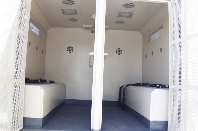 A Superintendência do Sistema Penitenciário do Estado (Susipe) renovou a frota de viaturas com a aquisição de seis caminhões-cela, quatro caminhões tipo furgão e 30 caminhonetes. Os veículos (foto) foram adquiridos por meio de parceria entre a Susipe e o Departamento Penitenciário Nacional (Depen), do Ministério da Segurança, e da Secretaria de Estado de Segurança Pública e Defesa Social (Segup). O investimento nos novos veículos é superior a R$ 2,7 milhões, sendo R$ 1.283.491,20 referentes à aquisição de 30 caminhonetes, que fazem parte da frota locada, substituída a cada dois anos, e R$ 1.449.000,00 foram destinados à compra dos seis caminhões - recursos do Fundo Penitenciário Nacional (Funpen), repassados à Susipe. A frota também passa a contar com quatro caminhões tipo furgão, doados pelo Depen.
FOTO: AKIRA ONUMA / ASCOM SUSIPE
DATA: 21.06.2018
BELÉM - PARÁ <div class='credito_fotos'>Foto: Akira Onuma / Ascom Susipe | <a href='/midias/2018/originais/cec6f5a1-9c6a-42ae-940d-4f9e8eae6389.jpg' download><i class='fa-solid fa-download'></i> Download</a></div>