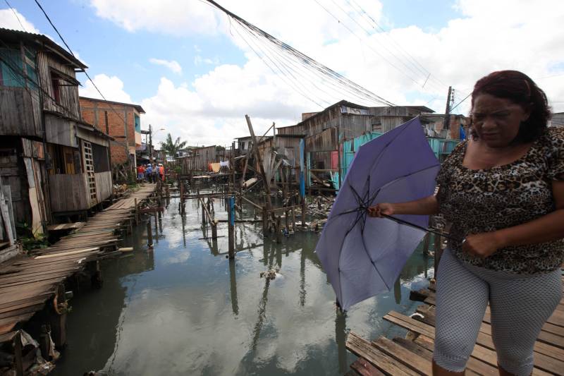 Mais de 130 benfeitorias que foram construídas de maneira irregular sobre o canal do Tucunduba foram retiradas para dar início às obras da segunda etapa do projeto de saneamento integrado da bacia do Tucunduba, que vai beneficiar 250 mil moradores dos bairros de Canudos, Guamá, Terra Firme e Marco.
FOTO: RODOLFO OLIVEIRA / AG. PARÁ
DATA: 16.05.2018
BELÉM - PARÁ <div class='credito_fotos'>Foto: Rodolfo Oliveira/Ag. Pará | <a href='/midias/2018/originais/cec9af8c-9d96-465c-b0e2-2aff1a147334.jpg' download><i class='fa-solid fa-download'></i> Download</a></div>