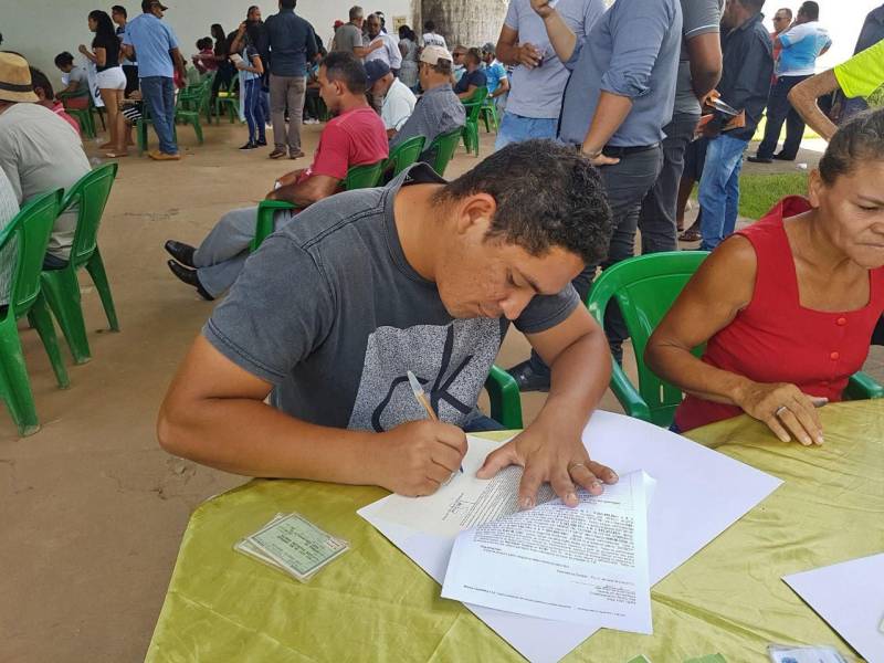 Cento e vinte e sete famílias do PEAS (Projeto Estadual de Assentamento Sustentável) Lourival Santana comemoram o título definitivo de terra recebido no início da tarde desta quinta-feira, 10, no município de Eldorado do Carajás, no sul do Pará. Com esta entrega o Governo do Estado, através do Instituto de Terras do Pará (Iterpa), beneficiou duas mil famílias, somente nos primeiros cinco meses de 2018. Na foto, Luan Saraiva Carvalho.
FOTO: DANI FILQUEIRAS / ASCOM SEMSU
DATA: 10.05.2018
ELDORADO DOS CARAJÁS - PARÁ <div class='credito_fotos'>Foto: DANI FILGUEIRAS / ASCOM SEMSU | <a href='/midias/2018/originais/cecb8d01-8a6a-4d42-9b76-700c3da31a28.jpg' download><i class='fa-solid fa-download'></i> Download</a></div>
