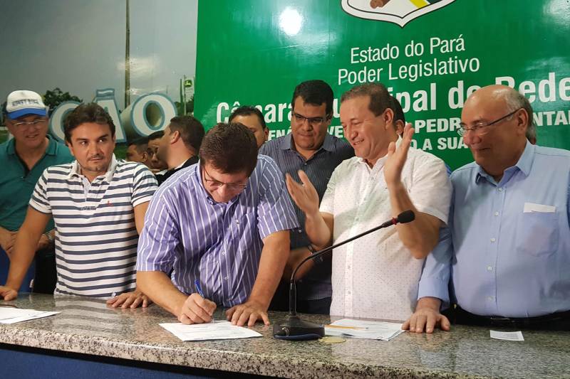 E também neste domingo (20), na Câmara Municipal de Vereadores de Redenção, o secretário Regional Jorge Bittencourt assinou ordem de serviço para recuperação e pavimentação asfáltica de 10 quilômetros de vias públicas no município. Um investimento do Governo do Estado de R$ 5.389.222,44. Uma conquista muito comemorada pelo prefeito da cidade, Carlo Iavé (PMDB) (foto). “Eu recebo isso com muita felicidade porque asfalto é o que a população mais quer.
FOTO: ASCOM CRGSP
DATA: 20.05.2018
REDENÇÃO - PARÁ <div class='credito_fotos'>Foto: ASCOM CRGSP | <a href='/midias/2018/originais/cecb9389-9d26-41f3-aadc-ab540c085d1e.jpg' download><i class='fa-solid fa-download'></i> Download</a></div>