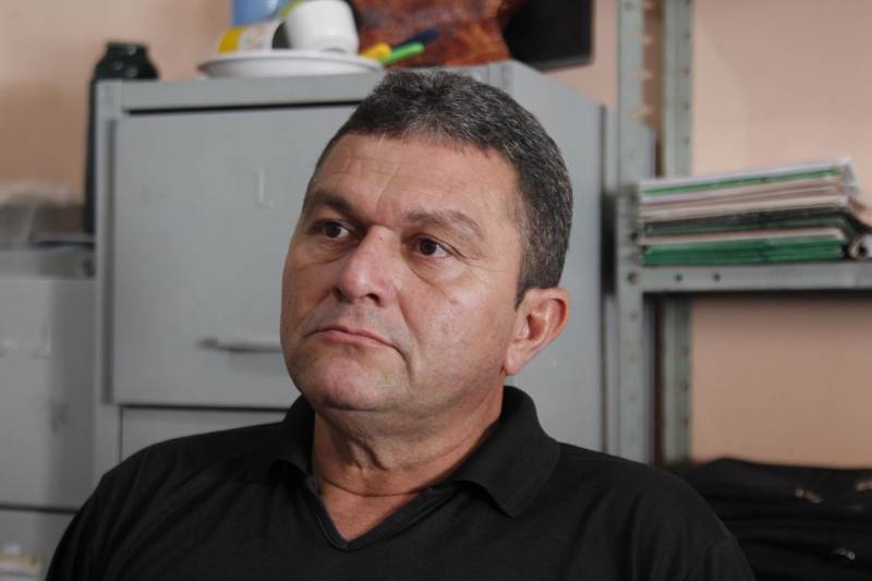 A Superintendência do Sistema Penitenciário do Estado (Susipe) realiza durante todo o mês de junho um mutirão com atendimento social, judiciário e de saúde no Complexo Prisional de Marituba, onde estão localizados os Presídios Estaduais Metropolitanos I, II e III. Nesta quarta-feira (13) a ação ocorreu no PEM II. O objetivo do mutirão é realizar um atendimento multidisciplinar para identificar as situações jurídicas, sociais, de saúde e educação de todos os 495 detentos custodiados no local. “Agora, os mutirões ficaram mais dinâmicos, pois iremos realizar um atendimento multidisciplinar envolvendo as diversas áreas de atuação da Susipe. Na parte jurídica será feito a atualização do nosso sistema de controle prisional, durante o atendimento ao preso. No setor social iremos avaliar se o preso tem seus documentos válidos, e iremos providenciar a emissão de quem não os possui. Vamos avaliar, também, a escolaridade e providenciar estudo para os presos que quiserem dar continuidade a sua formação, além de acelerar os atendimentos médicos, psicossociais e odontológicos na unidade prisional”, explicou Waléria Albuquerque, coordenadora do mutirão. Na foto, o diretor do PEM II, Ringo Alex.

FOTO: AKIRA ONUMA / ASCOM SUSIPE
DATA: 13.06.2018
BELÉM - PARÁ <div class='credito_fotos'>Foto: Akira Onuma / Ascom Susipe   |   <a href='/midias/2018/originais/cecd2d82-2f67-4bb9-98aa-71fc5900b10f.jpg' download><i class='fa-solid fa-download'></i> Download</a></div>