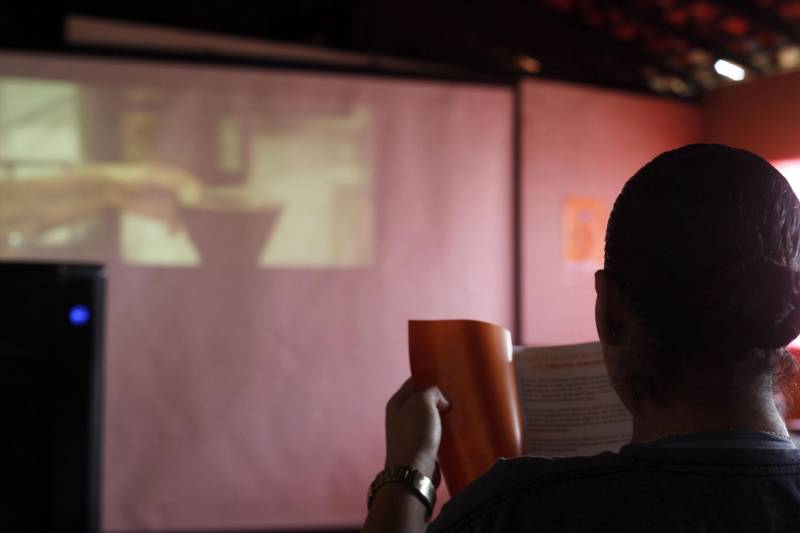 Com objetivo de usar o audiovisual para ampliar espaços de informação e debate sobre Direitos Humanos, a organização da 12ª Mostra de Cinema e Direitos Humanos fez uma sessão especial no Centro de Recuperação Feminino (CRF) de Ananindeua, nesta quarta-feira (21). Além da exibição de um curta e um longa-metragem, a programação teve ainda um bate-papo sobre os filmes e a distribuição de cartilhas sobre direitos humanos.
FOTO: AKIRA ONUMA/ASCOM SUSIPE
DATA: 21.11.2018
ANANINDEUA - PARÁ <div class='credito_fotos'>Foto: Akira Onuma / Ascom Susipe | <a href='/midias/2018/originais/cecec63c-b404-4fd7-a460-bf16c9ba3c58.jpg' download><i class='fa-solid fa-download'></i> Download</a></div>