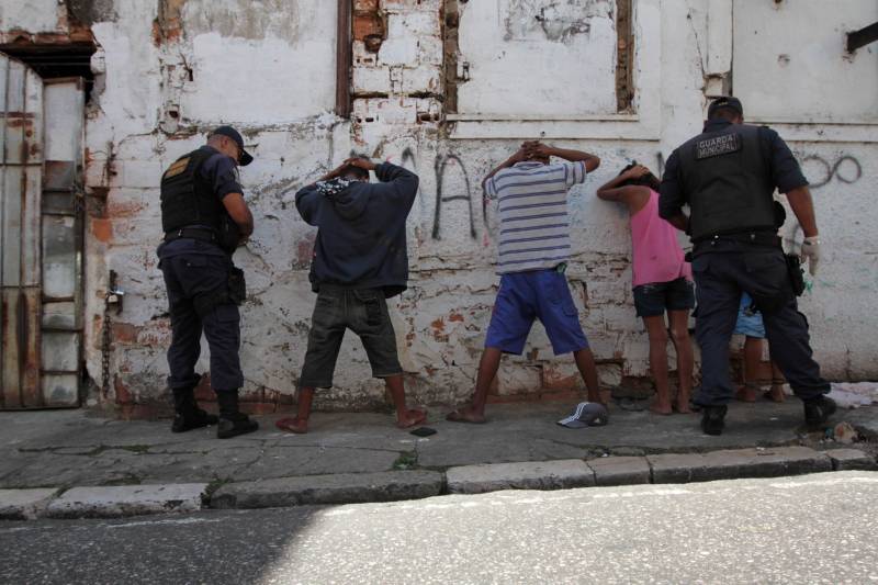 Após dois meses de investigação e um trabalho intenso de inteligência, as forças de segurança estaduais prenderam na tarde de hoje, durante a “Operação Campina”, desencadeada no bairro de mesmo nome, centro de Belém, quatro mulheres acusadas de tráfico de drogas e apreendeu quase dois quilos de cocaína, maconha e crack, resultado do cumprimento de oito mandados de busca e apreensão.
FOTO: CRISTINO MARTINS / AG. PARÁ
DATA: 16.02.2018
BELÉM - PARÁ <div class='credito_fotos'>Foto: Cristino Martins/Ag. Pará | <a href='/midias/2018/originais/ced0a8c1-67a4-4f83-b3ed-dc8908e07603.jpg' download><i class='fa-solid fa-download'></i> Download</a></div>
