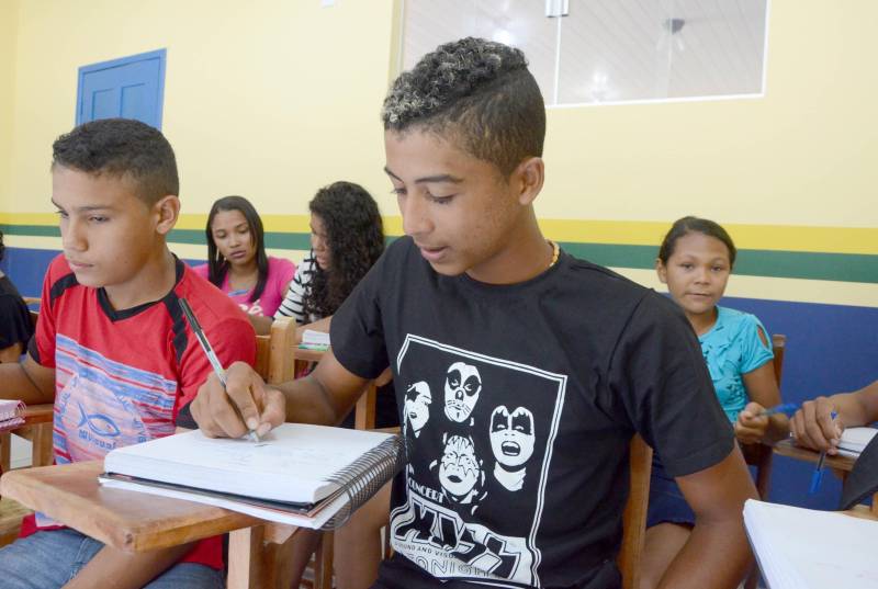 Estudantes da vila Enche Concha, no município de Cachoeira do Piriá, a 250 km de Belém, assistiram pela primeira vez, na última quarta-feira (14), à aula do Sistema Educacional Interativo (SEI), que a Secretaria de Estado de Educação (Seduc) está implantando para ampliar o ensino médio em localidades de difícil acesso no interior.
FOTO: RAI PONTES / ASCOM SEDUC
DATA: 14.03.2018
CACHOEIRA DO PIRIÁ - PARÁ <div class='credito_fotos'>Foto: Rai Pontes/Ascom Seduc | <a href='/midias/2018/originais/ced2736b-c3ad-44d0-8a64-0e305b06522c.jpg' download><i class='fa-solid fa-download'></i> Download</a></div>