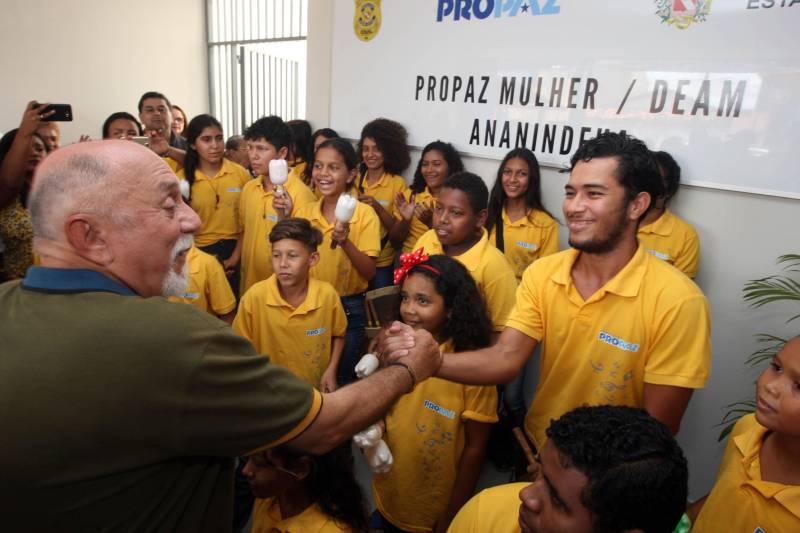 O Governo do Estado entregou nesta sexta-feira, 26, mais uma unidade Pro Paz Mulher. O governador Simão Jatene (foto) fez a entrega do novo espaço, que fica em Ananindeua, na Região Metropolitana de Belém e visa ampliar o atendimento humanizado e integral às mulheres em situação de violência de gênero. “Não é apenas um espaço de atendimento às mulheres, mas é, antes de tudo, um espaço de construção da cultura da paz”, disse o governador durante a inauguração.
FOTO: SIDNEY OLIVEIRA / AG. PARÁ
DATA: 26.10.2018
ANANINDEUA - PARÁ <div class='credito_fotos'>Foto: Sidney Oliveira/Ag. Pará | <a href='/midias/2018/originais/ced45c0a-fe1a-4600-b211-dbdebd6efeb6.jpg' download><i class='fa-solid fa-download'></i> Download</a></div>