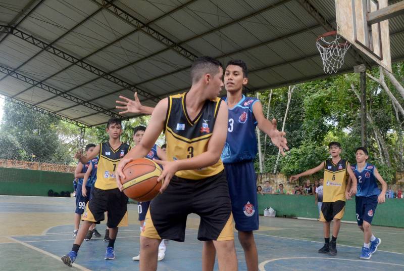 Já foram realizadas as regionais de Vigia de Nazaré e Mãe do Rio. Em Igarapé-Açu (foto) e Mocajuba, as competições começaram no dia 16 e terminarão neste final de semana. De 23 a 27 de maio, serão realizadas as regionais de Portel e Parauapebas. Na foto, partida de basquete.
FOTO: RAI PONTES / ASCOM SEDUC
DATA: 17.05.2018
IGARAPÉ-AÇU - PARÁ <div class='credito_fotos'>Foto: Rai Pontes/Ascom Seduc | <a href='/midias/2018/originais/ced51011-223e-4d18-b559-74c00600861e.jpg' download><i class='fa-solid fa-download'></i> Download</a></div>