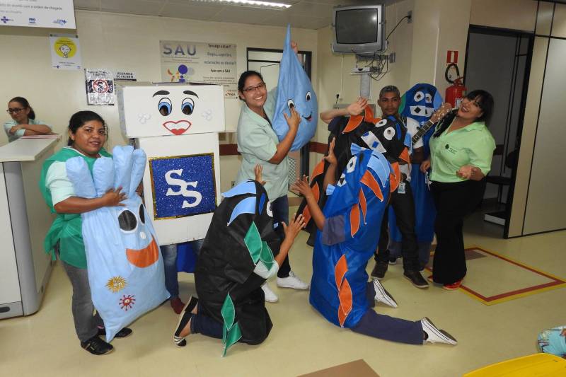 Nas vozes de colaboradores de vários setores, a música “Despacito” se transformou na paródia “É facinho”. A canção foi apresentada para colaboradores, pacientes e acompanhantes durante ação da campanha de Higienização das Mãos, promovida pelo Serviço de Controle de Infecção Hospitalar (SCIH) do Hospital Regional Público da Transamazônica (HRPT), gerido pela Pró-Saúde Associação de Assistência Social e Hospitalar, em Altamira (PA).

FOTO: ASCOM HRPT
DATA: 29.11.2018
ALTAMIRA - PARÁ <div class='credito_fotos'>Foto: ASCOM HRPT   |   <a href='/midias/2018/originais/ced66020-3e6b-4e3f-b865-ab29dab04b7e.jpg' download><i class='fa-solid fa-download'></i> Download</a></div>