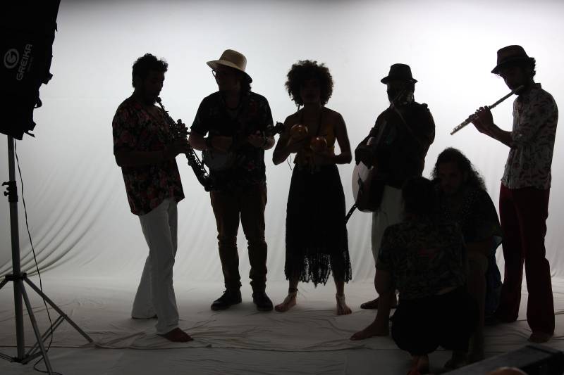 O clima foi de descontração para os artistas selecionados na Mostra Protótipo, da Cultura Rede de Comunicação, durante sessão de fotos realizada esta semana no estúdio "k" da TV Cultura do Pará. 

FOTO: DIVULGAÇÃO
DATA: 01.06.2018
BELÉM - PARÁ <div class='credito_fotos'>Foto: Divulgação   |   <a href='/midias/2018/originais/ced8b10a-6df8-4eda-9041-a83ece5d9feb.jpg' download><i class='fa-solid fa-download'></i> Download</a></div>