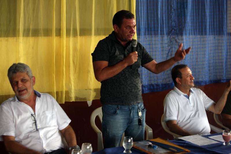 O Governo do Estado entregou na tarde desta sexta-feira (29), a ordem de serviço para a pavimentação de três quilômetros de vias no munícipio de Bonito, no Nordeste do Estado. O documento foi entregue pelo chefe do Núcleo de Governo, José Megale. O investimento na ordem de R$ 1,3 milhão faz parte dos esforços do Governo do Estado em levar mais qualidade de vida à população. A assinatura contou com a participação do presidente da Assembleia Legislativa do Estado (Alepa), deputado Márcio Miranda, e do deputado Milton Campos, que também entregou as chaves de uma retroescavadeira adquirida através de emenda parlamentar. Na foto, o prefeito de Bonito, Silvio Mota.
FOTO: SIDNEY OLIVEIRA / AG. PARÁ
DATA: 29.06.2018
BONITO - PARÁ <div class='credito_fotos'>Foto: Sidney Oliveira/Ag. Pará | <a href='/midias/2018/originais/cedc0e6d-5efc-4e67-a0bf-d6d18065be68.jpg' download><i class='fa-solid fa-download'></i> Download</a></div>