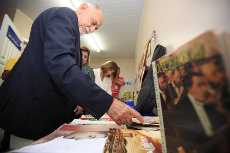 "Hoje vim para uma agenda de inauguração, mas vivi uma experiência de amor, que emana em cada ação dos alunos, professores, direção e de cada um que faz parte desta escola que se torna tão especial porque tem alma". A declaração foi feita pelo governador Simão Jatene (foto), nesta terça, 27, durante a inauguração da obra de reforma e ampliação da Escola Álvares de Azevedo, localizada no Bairro de Batista Campos, em Belém. O governador transformou a inauguração em uma grande confraternização. Passou a tarde na Escola e fez questão de cantar e dançar com os alunos, que expressaram muita gratidão pela obra. Atendendo atualmente 436 alunos, a “Álvares de Azevedo” é uma Unidade Especializada dedicada à educação de estudantes com deficiência visual, e que trabalha nos eixos da educação e da habilitação.
FOTO: MÁCIO FERREIRA / AG. PARÁ
DATA: 27.03.2018
BELÉM - PARÁ <div class='credito_fotos'>Foto: MÁCIO FERREIRA/ AG. PARÁ | <a href='/midias/2018/originais/cedc2ab3-7dcc-44f3-95bf-a7dc50870732.jpg' download><i class='fa-solid fa-download'></i> Download</a></div>