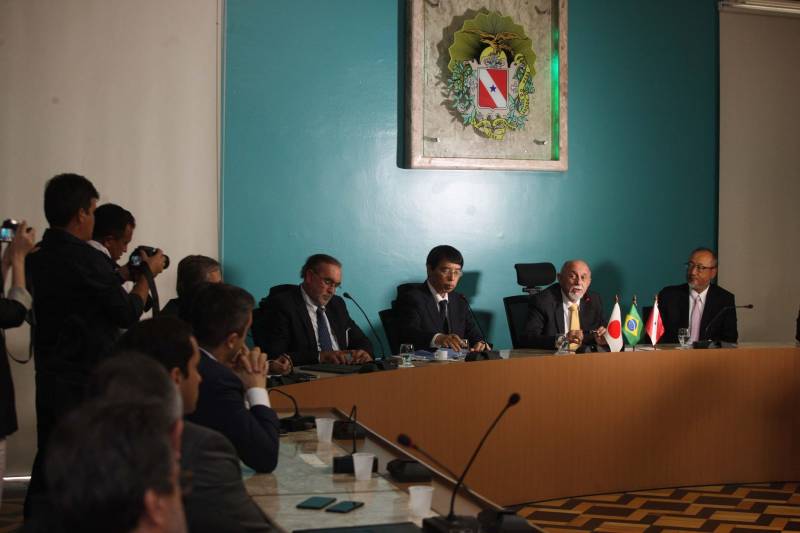 Governo do Estado, Agência de Cooperação Internacional do Japão (Jica) e Embaixada do Japão no Brasil assinaram no final da tarde desta sexta-feira a Ordem de Serviço que marca que marca o início das obras na Rodovia BR-316. As obras iniciam já na próxima segunda-feira.Com projeto arrojado, que trará grande reforma estrutural para a entrada da capital paraense, desde a rede de drenagem, até os chamados retoques finos, como paisagismo e moderna rede de iluminação pública em LED, abrange os municípios de Belém, Ananindeua e Marituba, em 10,8 km de extensão. As obras de reconstrução e requalificação incluem pistas com três faixas de rolagem nos dois sentidos, com pavimento flexível, uma faixa (em cada sentido) exclusiva para o BRT Metropolitano, duas ciclovias bidirecionais, gramado próximo à ciclovia para arborização, dois passeios para circulação de pedestres com 2,5m de largura, faixa de piso tátil e rampas de acessibilidade, de acordo com a legislação vigente, além de mobiliário urbano (bancos, lixeiras e abrigos em paradas de ônibus convencionais).

FOTO: SIDNEY OLIVEIRA / AG. PARÁ
DATA: 07.12.2018
BELÉM - PARÁ <div class='credito_fotos'>Foto: Sidney Oliveira/Ag. Pará   |   <a href='/midias/2018/originais/cedfb567-2a7c-4744-9de5-b66daaca0d9b.jpg' download><i class='fa-solid fa-download'></i> Download</a></div>