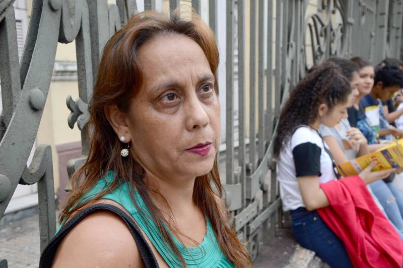Estudantes de todo o Pará realizaram, neste domingo (11), a segunda prova do Exame Nacional do Ensino Médio. Durante cinco horas, eles resolveram 90 questões de Matemática e Ciências da Natureza (com Física, Química e Biologia). As estudantes estavam acompanhadas pela mãe, a estudante de Biomedicina Carmem Lucia Lobato 54 anos (foto).
FOTO: FERNANDO NOBRE / ASCOM SEDUC
DATA: 11.11.2018
BELÉM - PARÁ <div class='credito_fotos'>Foto: FERNANDO NOBRE/ASCOM SEDUC | <a href='/midias/2018/originais/cee1bb18-f3eb-41e0-944d-97501597b30d.jpg' download><i class='fa-solid fa-download'></i> Download</a></div>