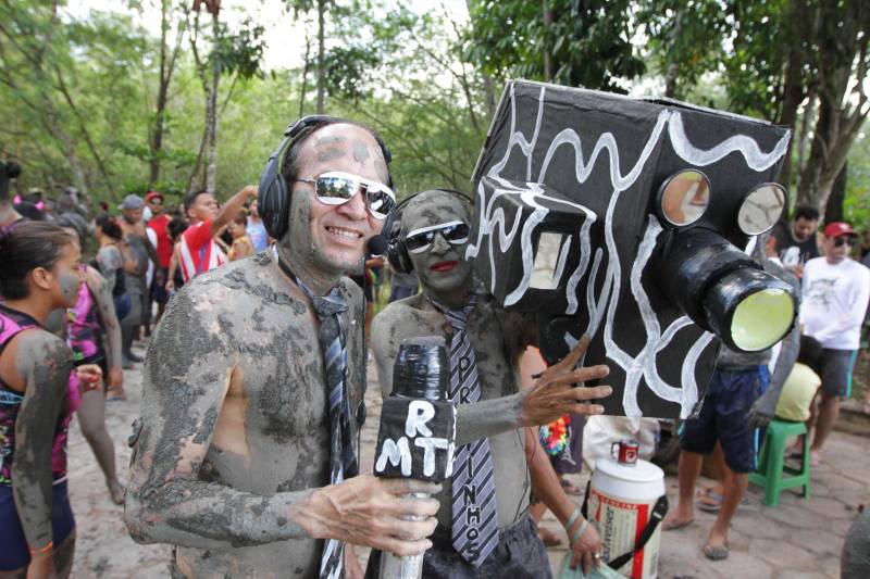 Em Curuçá, no nordeste do Estado, é do mangue que sai o caranguejo, sustento de muitas famílias, e a lama (Tijuco), matéria-prima da fantasia usada pelos brincantes do tradicional bloco carnavalesco "Pretinhos do Mangue". Neste domingo (11), segundo a organização do evento, mais de 17 mil pessoas entre brincantes e espectadores acompanharam o cortejo que teve início no Porto dos Pretinhos e seguiu pelas principais ruas do município até a praça da folia, na orla. O bloco nasceu no ano de 1989 a partir da frustração de dois amigos que foram ao mangue atrás de alimento, mas não conseguiram nenhum caranguejo. Então decidiram passar lama pelo corpo e saíram pela cidade em forma de protesto. "O mangue oferece o nosso caranguejo, mexilhão e camarão. É daqui que as famílias tiram seu sustento. Nossa intenção é aproveitar esse momento de alegria e passar essa mensagem de preservação", afirmou Edmilson Campos, mais conhecido como "Cafá", que está à frente do bloco há 18 anos. Na foto, Adal e Augusto Favacho.
FOTO: CRISTINO MARTIS / AG PARÁ
12.02.2018
CURUÇÁ - PARÁ <div class='credito_fotos'>Foto: Cristino Martins/Ag. Pará | <a href='/midias/2018/originais/cee9b3fa-22da-491f-ab84-d760d24821c7.jpg' download><i class='fa-solid fa-download'></i> Download</a></div>