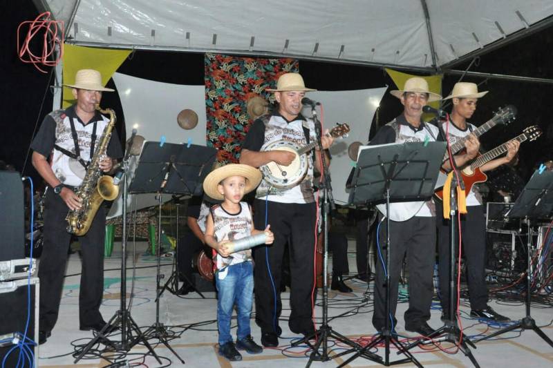 A orla da Estação será tomada por mais uma demonstração de valorização da cultura na sexta-feira (20). O projeto Pôr do Som vai receber o grupo Aracuã, a partir das 18h30. A entrada é gratuita. Há mais de três anos o grupo leva suas apresentações para o público, não apenas como forma de entretenimento, mas também como modo de preservação da cultural regional. “Esse resgate é dado por nós desde a escolha do nome do nosso grupo. Aracuã é uma ave típica da região que combina com uma das composições dos nossos mestres. Tudo feito pelos mestres, músicos e dançarinos busca elevar a nossa regionalidade”, explica o coordenador do grupo, Silvestre de Lima.
FOTO: ASCOM OS PARÁ 2000
DATA: 19.04.2018
BELÉM - PARÁ <div class='credito_fotos'>Foto: ASCOM OS PARÁ 2000 | <a href='/midias/2018/originais/ceeae106-89f2-459f-a013-5e3549075561.jpg' download><i class='fa-solid fa-download'></i> Download</a></div>