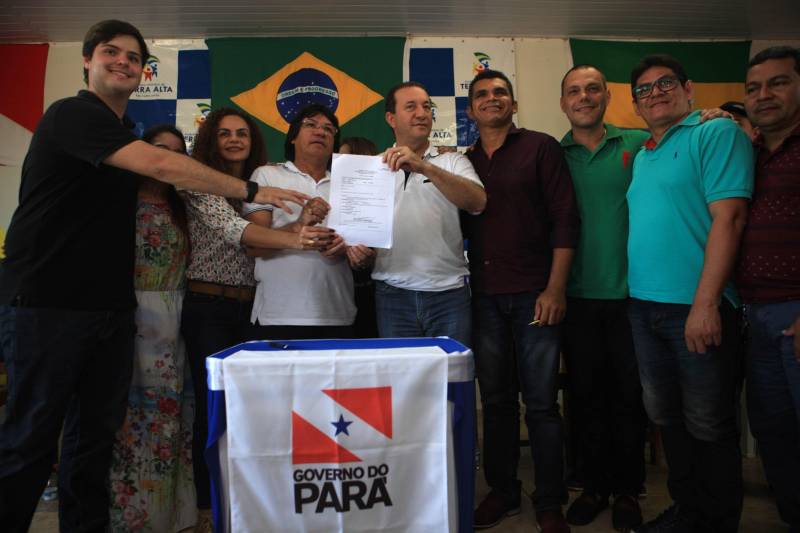 A agenda no município de Terra Alta (foto) também foi referente ao Programa Asfalto na Cidade. A Ordem de Serviço para a pavimentação de 4 km de vias urbanas foi assinada na cerimônia realizada no Auditório Municipal. 

FOTO: RODOLFO OLIVEIRA / AG. PARÁ
DATA: 13.06.2018
TERRA ALTA - PARÁ <div class='credito_fotos'>Foto: Rodolfo Oliveira/Ag. Pará   |   <a href='/midias/2018/originais/cefb697f-96d0-4b8f-b930-fb3a0e3d5fb6.jpg' download><i class='fa-solid fa-download'></i> Download</a></div>