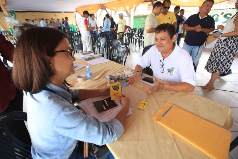 Mais de 300 produtores compareceram à arena Bira's, em Igarapé-Miri, no nordeste paraense, na manhã de quinta-feira (15), em busca de informações sobre crédito, qualificação profissional, regularização fundiária e cadeia produtiva. O público foi atendido pela "Caravana Pará 2030 - Igarapé-Miri", promovida pelo governo do Estado, que levou ao município os serviços de várias secretarias, bancos e instituições ligadas à produção e à intermediação de negócios. Na foto, o empresário João Gonçalves.
FOTO: RODOLFO OLIVEIRA / AG. PARÁ
DATA: 16.03.2018
IGARAPÉ-MIRI - PARÁ <div class='credito_fotos'>Foto: Rodolfo Oliveira/Ag. Pará | <a href='/midias/2018/originais/cf0314ed-5ac9-40b8-96d7-2f18f7f5fb7f.jpg' download><i class='fa-solid fa-download'></i> Download</a></div>