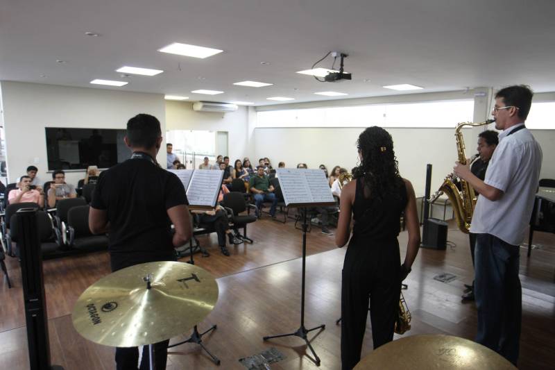 Durante o recital de boas vindas da Escola de Música da Universidade Federal do Pará, ela chamava atenção pela desenvoltura. Pequena e de aparência frágil, Raíza Rocha, 23 anos, surpreendeu ao escolher o saxofone mais pesado e complexo de tocar. O teste para a orquestra da UFPA foi só mais um desafio, entre os muitos que a jovem moradora da ilha de Mosqueiro, de onde vem de segunda a sábado para cursar as aulas de música, tem que enfrentar diariamente.
FOTO: IGOR BRANDÃO / AG. PARÁ
DATA: 14.02.2018
BELÉM - PARÁ <div class='credito_fotos'>Foto: IGOR BRANDÃO / AG. PARÁ | <a href='/midias/2018/originais/cf047d8a-af21-4ac1-977b-58cf63f78ef5.jpg' download><i class='fa-solid fa-download'></i> Download</a></div>