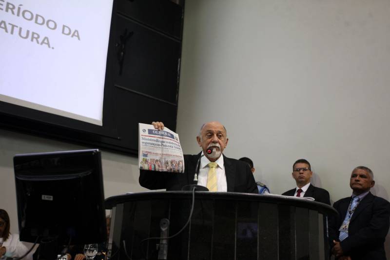 O governador Simão Jatene (foto) entregou, na manhã desta terça-feira (6), a "Mensagem Governamental do Pará à Assembleia Legislativa 2018", em sessão especial que abriu os trabalhos da Casa no exercício 2018. A leitura do documento destacou os principais resultados alcançados pelo governo no ano anterior e fez prognósticos de obras e serviços previstos para este ano.
FOTO: ANTONIO SILVA / AG. PARÁ
DATA: 06.02.2018
BELÉM - PARÁ <div class='credito_fotos'>Foto: Antônio Silva/Ag. Pará | <a href='/midias/2018/originais/cf0bb614-f53f-44fd-b744-1d94c8cca192.jpg' download><i class='fa-solid fa-download'></i> Download</a></div>