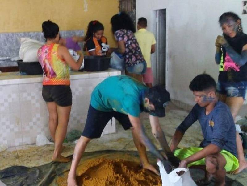 A tradicional celebração de Corpus Christi, realizada há 42 anos em Capanema, nordeste paraense, é considerada um bem cultural de natureza imaterial do Pará pela Secretaria de Estado de Cultura (Secult). Este ano, foi emitido parecer favorável já submetido à aprovação do Conselho Estadual de Cultura. A expectativa é que, em breve, a procissão receba o título de Patrimônio Cultural Imaterial do Estado, com decisão a ser publicada no Diário Oficial. A arte de confeccionar tapetes de serragem colorida para a passagem do Cristo Sacramentado, em Capanema, também vem sendo cada vez mais conhecida pela comunidade católica do Brasil. A cada ano, o número de participantes cresce ainda mais. Na edição de 2018, que ocorre nesta quinta-feira, 31, no centro da cidade, são esperadas mais de 30 mil pessoas.
FOTO: ASCOM / PREFEITURA DE CAPANEMA
DATA: 30.05.2018
CAPANEMA - PARÁ <div class='credito_fotos'>Foto: ASCOM / PREFEITURA DE CAPANEMA | <a href='/midias/2018/originais/cf0c8671-3711-4615-83f3-87686324d1cd.jpg' download><i class='fa-solid fa-download'></i> Download</a></div>