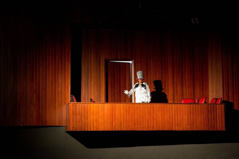 João*, de 17 anos, é natural de Bragança, nordeste do Pará. Há sete meses cumpre medida socioeducativa em uma unidade de internação do Estado após cometer um ato infracional no município onde reside. Mas na manhã desta terça-feira (5), em Belém, pôde vivenciar uma experiência inédita: participou de um espetáculo de teatro (foto) diante de dezenas de pessoas que se reuniram no Teatro Margarida Schivasappa, ao lado de outros 30 adolescentes e jovens privados de liberdade. Uma iniciativa pioneira no país que busca promover a ressocialização por meio da arte, fruto das atividades e oficinas pedagógicas realizadas dentro de espaços gerenciados pela Fundação de Atendimento Socioeducativo do Pará (Fasepa). “Eu nunca tinha vindo em um teatro e isso ficará marcado em mim”, disse o socioeducando. Tímido, ele revelou a vontade de deixar para trás os erros cometidos e seguir um futuro completamente novo, com os primeiros passos sendo dados hoje. “Isso despertou algo dentro de mim, pensar na minha vida e em sair do mundo das drogas. Quem sabe me tornar um ator?” divagou.

FOTO: FERNANDO SETTE / ASCOM IOE
DATA: 05.06.2018
BELÉM - PARÁ <div class='credito_fotos'>Foto: FERNANDO SETTE CÂMARA / ASCOM IOE   |   <a href='/midias/2018/originais/cf0d83cb-4ccf-4951-b11c-6b666ccc775d.jpg' download><i class='fa-solid fa-download'></i> Download</a></div>