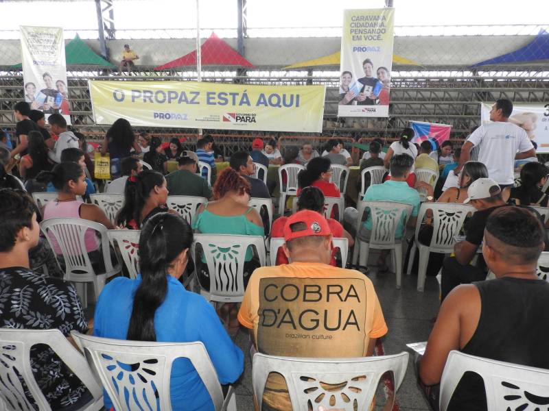 Termina neste sábado, 17, o atendimento da Caravana Pro Paz Cidadania em Bragança, município localizado na região nordeste do estado. Com o apoio da prefeitura e secretarias estaduais, a ação começou na quinta-feira, 15, no ginásio do Senai. Até o momento, mais de dois mil atendimentos foram feitos. A população pode solicitar a emissão de RG, CPF, certidão de nascimento (1° e 2° via), Id Jovem, identidade de nome social e aconselhamento jurídico.
FOTO: CARLOS SODRÉ / AG. PARÁ
DATA: 16.03.2018
BRAGANÇA - PARÁ <div class='credito_fotos'>Foto: Carlos Sodré/Agência Pará | <a href='/midias/2018/originais/cf0f5ce3-0cad-404f-94f0-59be480e2823.jpg' download><i class='fa-solid fa-download'></i> Download</a></div>