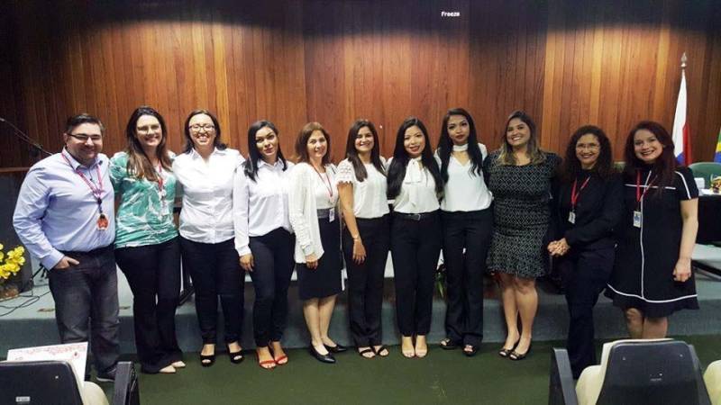 A solenidade de formatura da 1ª Turma de Residência Multiprofissional em Hematologia e Hemoterapia da Fundação Centro de Hemoterapia e Hematologia do Pará (Hemopa) ocorreu nesta quarta-feira (28), no auditório da sede da instituição, em Belém. Segundo a presidente da Fundação Hemopa, Ana Suely Leite Saraiva, “a residência surgiu da necessidade que sentimos em capacitar e qualificar cada vez mais profissionais na nossa área de atuação. A qualidade técnica e científica faz toda a diferença na segurança transfusional, e também no atendimento e na vida de nossos pacientes”.
FOTO: ASCOM / HEMOPA
DATA: 28.02.2018
BELÉM - PARÁ <div class='credito_fotos'>Foto: Ascom Hemopa | <a href='/midias/2018/originais/cf14ba0d-12c5-4d20-b7f8-dc023fca5560.jpg' download><i class='fa-solid fa-download'></i> Download</a></div>