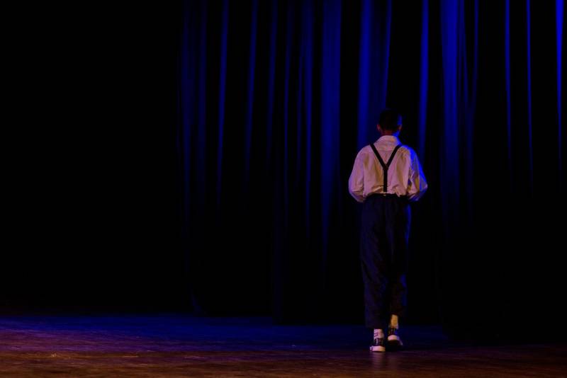 João*, de 17 anos, é natural de Bragança, nordeste do Pará. Há sete meses cumpre medida socioeducativa em uma unidade de internação do Estado após cometer um ato infracional no município onde reside. Mas na manhã desta terça-feira (5), em Belém, pôde vivenciar uma experiência inédita: participou de um espetáculo de teatro (foto) diante de dezenas de pessoas que se reuniram no Teatro Margarida Schivasappa, ao lado de outros 30 adolescentes e jovens privados de liberdade. Uma iniciativa pioneira no país que busca promover a ressocialização por meio da arte, fruto das atividades e oficinas pedagógicas realizadas dentro de espaços gerenciados pela Fundação de Atendimento Socioeducativo do Pará (Fasepa). “Eu nunca tinha vindo em um teatro e isso ficará marcado em mim”, disse o socioeducando. Tímido, ele revelou a vontade de deixar para trás os erros cometidos e seguir um futuro completamente novo, com os primeiros passos sendo dados hoje. “Isso despertou algo dentro de mim, pensar na minha vida e em sair do mundo das drogas. Quem sabe me tornar um ator?” divagou.

FOTO: FERNANDO SETTE / ASCOM IOE
DATA: 05.06.2018
BELÉM - PARÁ <div class='credito_fotos'>Foto: FERNANDO SETTE CÂMARA / ASCOM IOE   |   <a href='/midias/2018/originais/cf14da75-54ba-4ef1-b6c5-a8a6190dc260.jpg' download><i class='fa-solid fa-download'></i> Download</a></div>