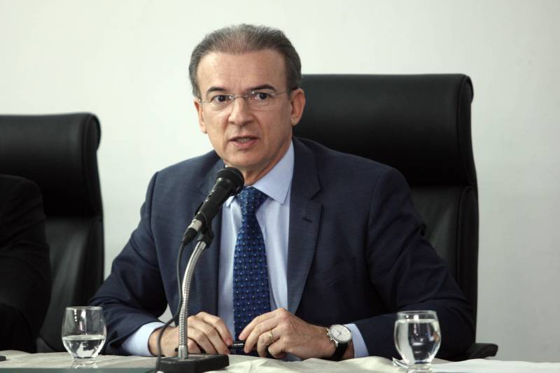 O procurador-geral do Estado, Ophir Cavalcante Junior (foto), deu posse, na tarde da última segunda-feira (26), a seis novos procuradores do Estado, aprovados no 20º concurso público da Procuradoria Geral do Estado (PGE). O evento ocorreu no auditório do prédio-sede da instituição, em Batista Campos, Belém. Foram empossados Idemar Cordeiro Peracchi, Edson dos Santos Matoso, Ducival Carvalho Pereira Júnior, Giulliane Pinheiro Corrêa de Lima, Jobson de Oliveira Pereira e Arthur Marcel Batista Gomes. A cerimônia teve a presença do procurador-geral adjunto, Henrique Nobre Reis, do corregedor-geral da PGE, Paulo de Tarso Dias Klautau Filho, do presidente da Associação dos Procuradores do Estado, Ary Lima Cavalcanti, e de diversos procuradores do Estado, familiares e amigos dos empossados.
FOTO: THIAGO GOMES / AG. PARÁ
DATA: 27.03.2018
BELÉM - PARÁ <div class='credito_fotos'>Foto: Thiago Gomes /Ag. Pará | <a href='/midias/2018/originais/cf1f5619-d64e-4574-b452-81a93d0a5fcc.jpg' download><i class='fa-solid fa-download'></i> Download</a></div>
