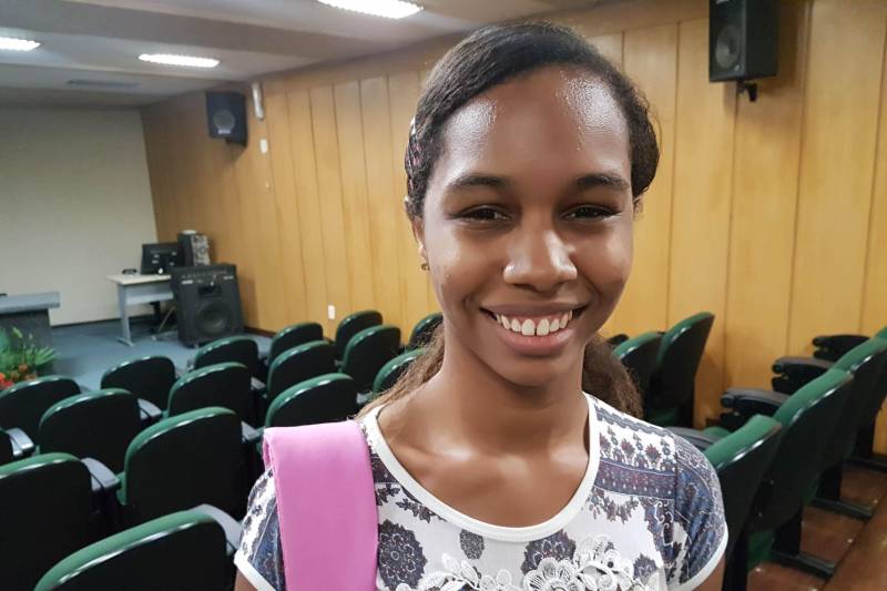 A coordenação do curso de Bacharelado de Relações Internacionais, da Universidade do Estado do Pará (Uepa), iniciou o projeto “Quintas Internacionais”, onde serão ministradas palestras e rodadas de conversas para que os alunos tenham mais contato com eventos científicos. A primeira edição do projeto foi realizada na quinta-feira, 27, com a professora Izabela Jatene, secretária estadual de Municípios Sustentáveis (Semsu), que tratou o tema Amazônia no Cenário Mundial. “Compreender a Amazônia e suas peculiaridades é de fundamental importância na área de vocês, porque o trabalho que será desenvolvido por vocês é que vai contribuir para que a Amazônia seja olhada como ela deve ser e tenha as chances de desenvolvimento que merece”, destacou Izabela Jatene, ao falar com universitários dos cursos de Tecnologia em Comércio Exterior e Relações Internacionais. Na foto, a aluna Tiffany Barbosa da Silva.
FOTO: ASCOM / SEMSU
DATA: 27.04.2018
BELÉM - PARÁ <div class='credito_fotos'>Foto: DANI FILGUEIRAS / ASCOM SEMSU | <a href='/midias/2018/originais/cf212649-ab2f-416f-9e3b-a0bf916a4b8e.jpg' download><i class='fa-solid fa-download'></i> Download</a></div>