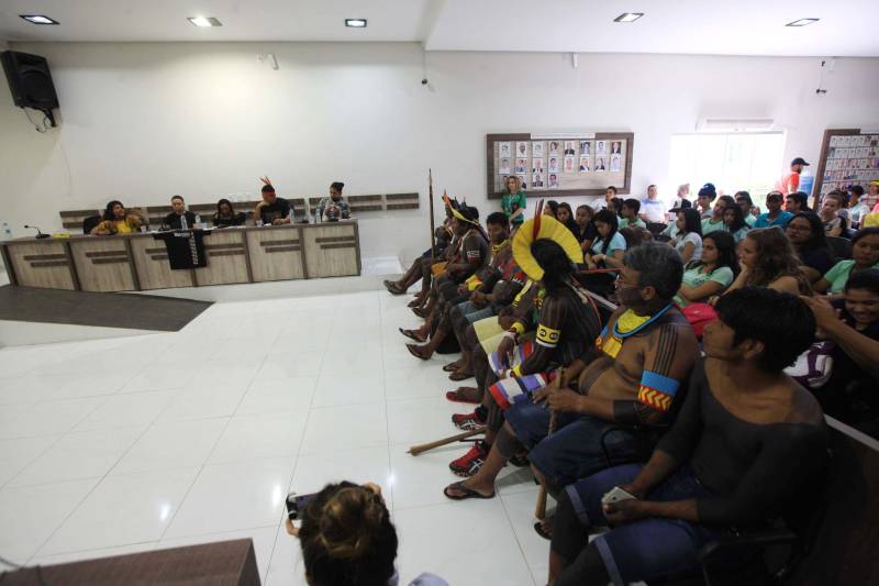 O dia começou cedo para os participantes da Semana dos Povos Indígenas, que ocorre em São Félix do Xingu, no sudeste do Pará. A vasta programação se estendeu durante toda a segunda-feira (16), com os serviços ofertados pelo Estado, os jogos e abertura oficial, à noite. Ao mesmo tempo, na Câmara Municipal, ocorria o principal debate do evento, sobre o empoderamento da mulher indígena (foto).
FOTO: RODOLFO OLIVEIRA / AG. PARÁ
DATA: 16.04.2018
SÃO FÉLIX DO XINGU - PARÁ <div class='credito_fotos'>Foto: Rodolfo Oliveira/Ag. Pará | <a href='/midias/2018/originais/cf23a180-5d8c-4d5b-b19d-8714f9e31742.jpg' download><i class='fa-solid fa-download'></i> Download</a></div>