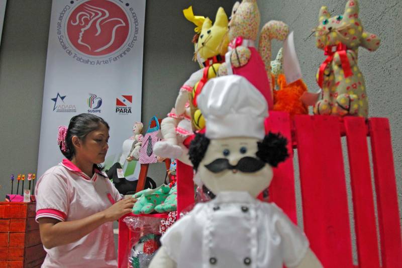 As detentas do Centro de Recuperação Feminino (CRF), em Ananindeua, e que fazem parte da Cooperativa Social de Trabalho Arte Feminina Empreendedora (Coostafe) - primeira formada exclusivamente por mulheres presas no Brasil -, ganharam nova oportunidade para vender os produtos produzidos e expandir o negócio, que começou dentro da unidade prisional há cerca de quatro anos. Uma parceria entre a Superintendência do Sistema Penitenciário do Estado (Susipe) e a Associação dos Distribuidores Atacadistas do Estado do Pará (Adapa), viabilizou espaço dentro de um shopping center de Ananindeua, para venda dos trabalhos produzidos na cooperativa com o Amigos do Meio Ambiente (AMA), projeto de sustentabilidade socioambiental. Duas detentas vão diariamente ao local fazer a venda dos produtos, acompanhadas de uma agente penitenciária da Susipe. Lá, estão expostos todo o artesanato feito por elas, inclusive com material reciclável, transformando o lixo em artigos de luxo.
FOTO: AKIRA ONUMA / ASCOM SUSIPE
DATA: 23.04.2018
BELÉM - PARÁ <div class='credito_fotos'>Foto: Akira Onuma / Ascom Susipe | <a href='/midias/2018/originais/cf27ff5d-be02-485e-b767-401cab29b8c0.jpg' download><i class='fa-solid fa-download'></i> Download</a></div>