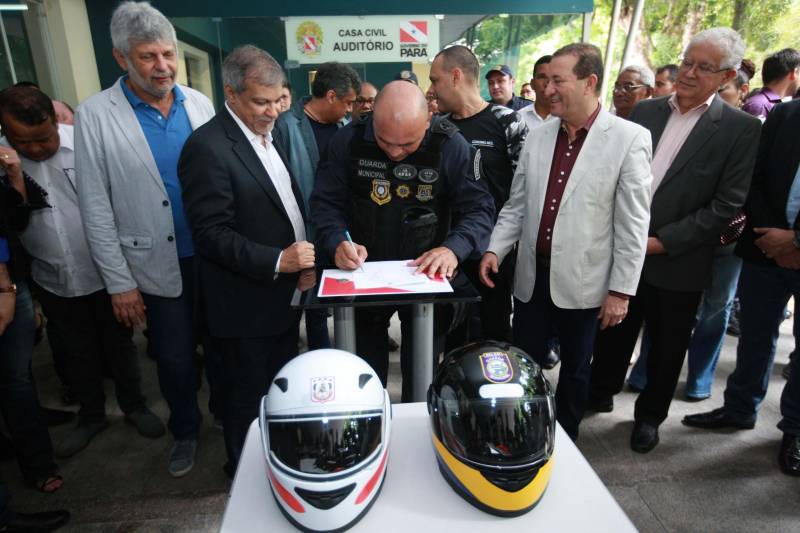 Polícia Militar, Guarda Municipal e Secretarias Municipais de Segurança Pública de 17 cidades do interior paraense receberam motos para ampliar o policiamento ostensivo e para atender ocorrências em suas sedes. Os veículos adquiridos pelo Governo do Estado são provenientes de emenda parlamentar de três deputados da Assembleia Legislativa do Pará (ALEPA), e entregues (foto) nesta segunda-feira (28) durante cerimônia na sede da Casa Civil, em Belém. Ao todo foram entregues 44 motos do modelo Honda XRE 300 CC, todas com kit sinalizador acústico e visual, rastreador, dois capacetes e queixeiras. Prefeitos, secretários de segurança, representantes das polícias, guardas municipais e deputados estiveram presentes na solenidade e ressaltaram a importância de ampliar a frota de veículos para dar apoio a segurança dos municípios.
FOTO: MÁCIO FERREIRA / AG. PARÁ
DATA: 28.05.2018
BELÉM - PARÁ <div class='credito_fotos'>Foto: MÁCIO FERREIRA/ AG. PARÁ | <a href='/midias/2018/originais/cf2ba3b7-633d-4020-804c-a6950c4ac6e1.jpg' download><i class='fa-solid fa-download'></i> Download</a></div>