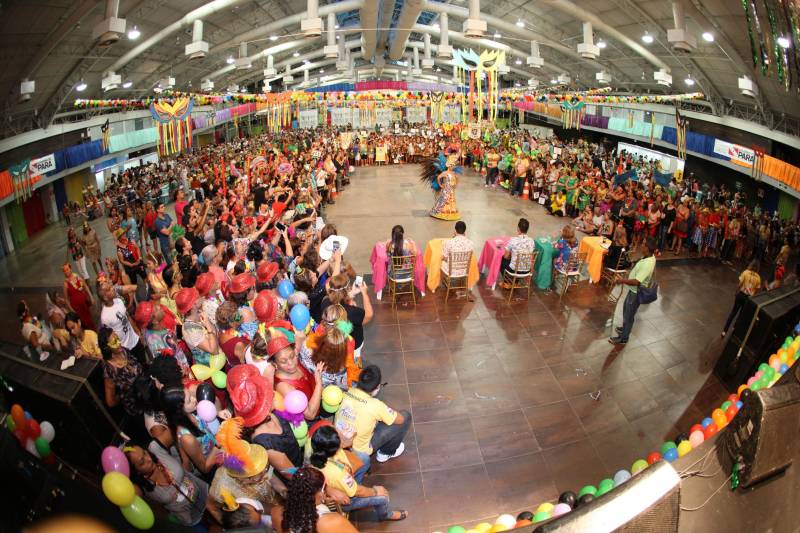 Mais de quatro mil idosos caíram na folia na tarde desta quarta-feira (7), durante o 18° Baile Carnavalesco da Melhor Idade, do projeto Vida Ativa, executado pela Secretaria de estado de Esporte e Lazer (Seel). Uma das grandes atrações foi o concurso que escolheu a “Rainha das Rainhas” da terceira idade, título que este ano ficou com a candidata Lindaura Cardoso, de 63 anos.
FOTO: CARLOS SODRÉ / AG. PARÁ
DATA: 07.02.2018
BELÉM - PARÁ <div class='credito_fotos'>Foto: CARLOS SODRÉ / AG. PARÁ | <a href='/midias/2018/originais/cf2e7de2-03ee-422c-bcf6-d253698ff005.jpg' download><i class='fa-solid fa-download'></i> Download</a></div>