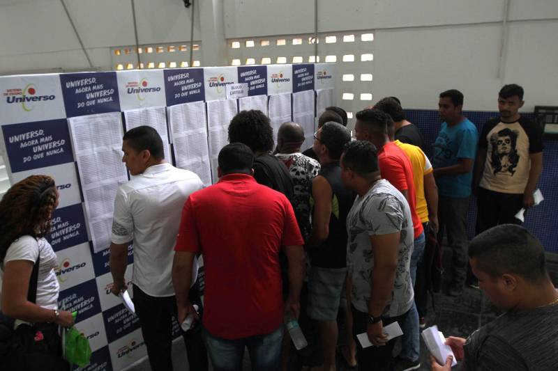 Um total de 9011 candidatos fizeram as provas para concorrer a 500 vagas para agente prisional da Superintendência do Sistema Penitenciário do Estado (Susipe), neste domingo, 18. No total, 11.835 candidatos estavam inscritos para o concurso, que é o primeiro da instituição para o cargo.
FOTO: CRISTINO MARTINS / AG. PARÁ
DATA: 18.03.2018
BELÉM - PARÁ <div class='credito_fotos'>Foto: Cristino Martins/Ag. Pará | <a href='/midias/2018/originais/cf30180c-816b-4759-949a-3e8e911d8e6b.jpg' download><i class='fa-solid fa-download'></i> Download</a></div>