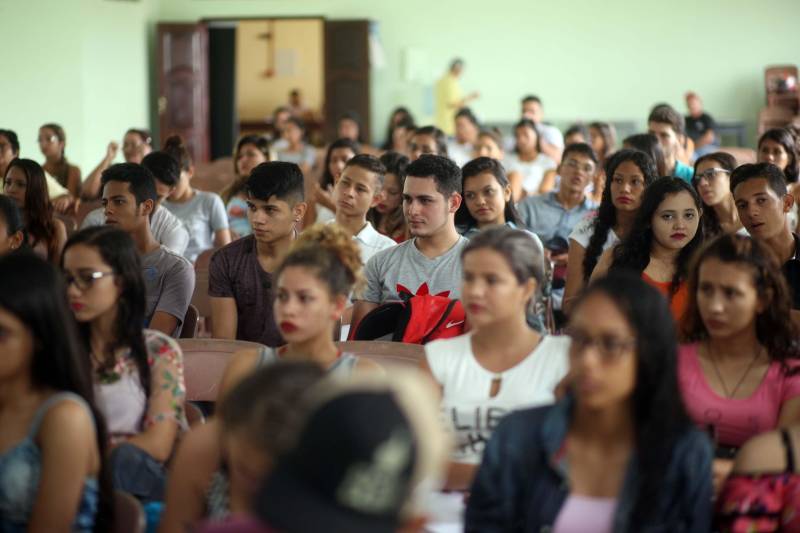 A estudante de escola pública Maria Silva, 16 anos sonha em cursar medicina na universidade e para isso abriu mão de tudo para se preparar para o Enem. Moradora do Bairro de Acarajó, ela soube do aulão do Pro Paz Enem nesta manha de sábado(7) em Bragança e decidiu ir aos estudos. “ Desde o início do ano estou me preparando e estudo de noite e de dia. Estou confiante. Quero aprender um pouco mais e levar conhecimento para me ajudar na preparação do Enem. Esta é uma boa oportunidade que está sendo oferecida para a gente”, comentou. Ela e mais cerca de 300 alunos participaram do aulão do Pro Paz Enem em Bragança nesse sábado(7). A aula marca o início de uma caravana de aulões pelo interior do estado, que deve passar por mais de 18 municípios. Além da capital e Bragança, Benevides, Castanhal, São Francisco, Ananindeua, Breves, Paragominas, Soure, Santarém, Marabá, Abaetetuba, Santa Izabel, Curuçá, Tucuruí, São Miguel do Guamá, Moju, Rondon do Pará, Parauapebas e Viseu vão receber aulões como esse ao longo do ano, complementando a formação dos estudantes.
FOTO: THIAGO GOMES / AG. PARÁ
DATA: 07.04.2018
BRAGANÇA - PARÁ <div class='credito_fotos'>Foto: Thiago Gomes /Ag. Pará | <a href='/midias/2018/originais/cf3f7344-e8f5-4e28-83ef-e9a18536a125.jpg' download><i class='fa-solid fa-download'></i> Download</a></div>