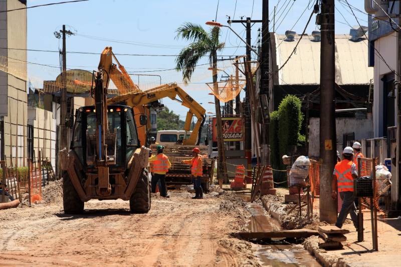 Com a chegada do verão, as obras de prolongamento da Avenida João Paulo II (foto) entram em ritmo acelerado. A partir do final desta semana, o número de operários envolvidos na obra, que hoje chega a 350, vai passar a ser de 600, o que garantirá maior celeridade na conclusão das obras, previstas para até o final de julho. “Faltam menos de 10% para que a gente conclua toda a obra. São detalhes de pavimentação nas vias de acesso, calçada, gradil, iluminação, o que a gente chama de acabamento. E nesse acabamento, incluímos também as passarelas, que são montadas fora e, a partir daí, são levadas para o canteiro de obra e colocadas em seus devidos lugares. As passarelas são importantes para segurança dos pedestres que vão precisar atravessar a João Paulo. Da mesma forma, a sinalização horizontal e vertical são fundamentais para circulação dos pedestres, motoristas, motociclistas e ciclistas por toda a avenida. A expectativa é que possamos entregar o mais breve possível o prolongamento da Avenida João Paulo II à população, de forma a garantir melhoria da qualidade de vida, saúde, lazer, mobilidade e mais segurança para quem mora nessa área”, informa o diretor geral do Núcleo de Gerenciamento de Transportes Metropolitano (NGTM), César Meira.

FOTO: MÁCIO FERREIRA / AG. PARÁ
DATA: 12.06.2018
BELÉM - PARÁ <div class='credito_fotos'>Foto: MÁCIO FERREIRA/ AG. PARÁ   |   <a href='/midias/2018/originais/cf43dc54-7a87-4182-93a1-d234fb51c15b.jpg' download><i class='fa-solid fa-download'></i> Download</a></div>