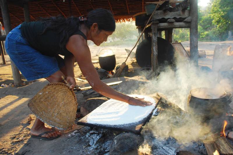 Em comemoração ao Dia Nacional do Índio (foto), a Gerência de Sociobiodiversidade (Gsbio) do Instituto de Desenvolvimento Florestal e da Biodiversidade (Ideflor-bio) promove, na quinta-feira, 19, a mesa redonda Conservação da Biodiversidade e Segurança Alimentar e Nutricional de Povos Indígenas. O evento acontece no auditório do Centro de Acolhimento do Parque Estadual do Utinga, com início às 9h. A mesa é aberta ao público e não demanda inscrição prévia.
FOTO: ACERVO GSBIO
DATA: 17.04.2018
<div class='credito_fotos'>Foto: ACERVO GSBIO | <a href='/midias/2018/originais/cf4f0d28-1039-47b8-b604-3bd71e3630b8.jpg' download><i class='fa-solid fa-download'></i> Download</a></div>