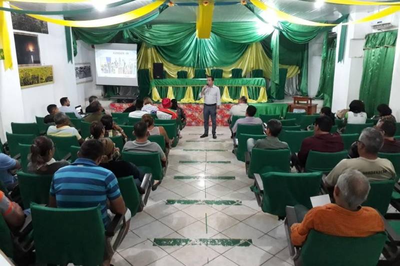 Instituições, entidades, iniciativa privada e a sociedade civil de Alenquer, município com 55.246 habitantes segundo estimativa do Instituto Brasileiro de Geografia e Estatística (IBGE), participaram na noite desta terça-feira (17) de reunião com a equipe do Centro de Governo do Baixo Amazonas, que apresentou a nova estrutura administrativa do Estado e o modelo de governança compartilhada, que garante maior autonomia e poder de decisão aos municípios da região e, também, conheceu as demandas da região.
FOTO: SAMUEL ALVARENGA / SECOM
DATA: 17.04.2018
ALENQUER - PARÁ <div class='credito_fotos'>Foto: Samuel Alvarenga / Secom | <a href='/midias/2018/originais/cf50700e-87dc-410f-a13b-b8a9c929e892.jpg' download><i class='fa-solid fa-download'></i> Download</a></div>