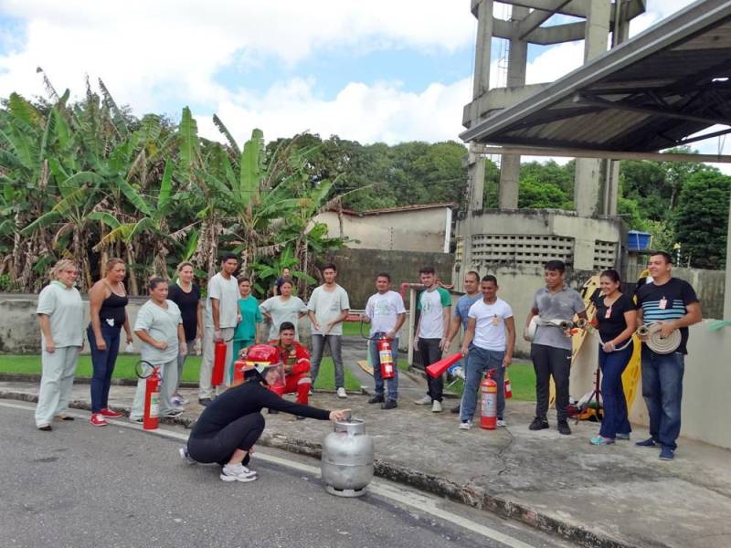 Segurança e prevenção. Essas são palavras que vão ficar na cabeça dos colaboradores do Hospital Público Estadual Galileu (HPEG), localizado em Belém (PA), que fazem parte da brigada de incêndio da unidade. O treinamento (foto), com carga horária de 20h, foi iniciado no dia 24 e encerrou nesta sexta-feira (27) com o técnico em Segurança do Trabalho e bombeiro civil, Jean Farias, e a técnica de enfermagem e bombeira civil, Alessandra Rodrigues. “Neste curso, o diferencial foi ensinarmos sobre primeiros socorros e plano de abandono da unidade, também estamos treinando a brigada para combater princípios de incêndio para que, caso ocorra um sinistro, o fogo não se alastre”, explicou a bombeira civil, Alessandra Rodrigues.
FOTO: ASCOM / HPEG
DATA: 27.04.2018
BELÉM - PARÁ <div class='credito_fotos'>Foto: ASCOM / HPEG | <a href='/midias/2018/originais/cf513332-34b0-4281-b79a-da5e9ddc125c.jpg' download><i class='fa-solid fa-download'></i> Download</a></div>