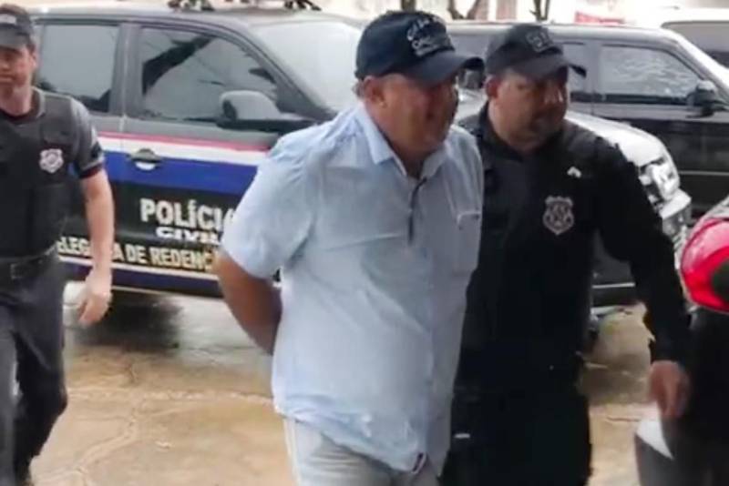 As investigações constataram um esquema de corrupção em Pau D'Arco. Foram presos o ex-prefeito Maurício Cavalcanti (foto) e o empresário Andrey Luís Pereira Furtado, proprietário da empresa Taurus Engenharia, sediada no município
FOTO: ASCOM POLÍCIA CIVIL
DATA: 15.03.2018
PAU D'ARCO - PARÁ <div class='credito_fotos'>Foto: Ascom Polícia Civil | <a href='/midias/2018/originais/cf682c5a-0492-4c74-8acf-9016ea0d7f56.jpg' download><i class='fa-solid fa-download'></i> Download</a></div>