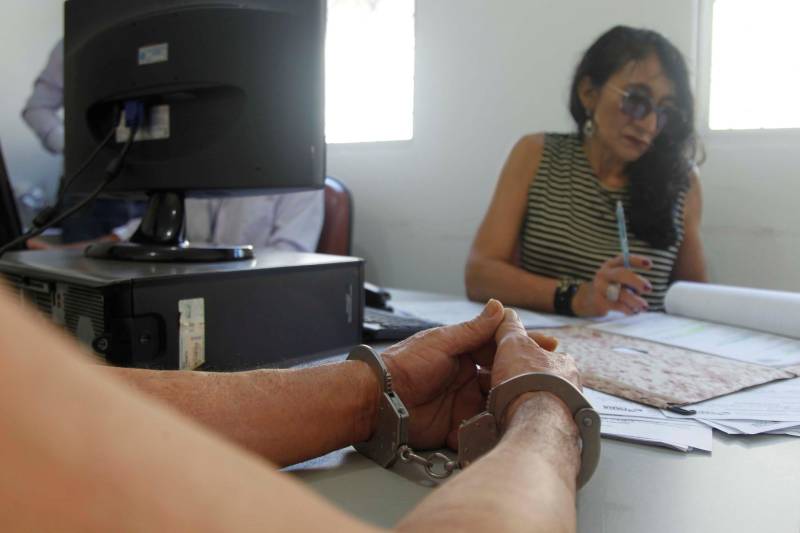 A Superintendência do Sistema Penitenciário do Estado (Susipe) realiza durante todo o mês de junho um mutirão (foto) com atendimento social, judiciário e de saúde no Complexo Prisional de Marituba, onde estão localizados os Presídios Estaduais Metropolitanos I, II e III. Nesta quarta-feira (13) a ação ocorreu no PEM II. O objetivo do mutirão é realizar um atendimento multidisciplinar para identificar as situações jurídicas, sociais, de saúde e educação de todos os 495 detentos custodiados no local. “Agora, os mutirões ficaram mais dinâmicos, pois iremos realizar um atendimento multidisciplinar envolvendo as diversas áreas de atuação da Susipe. Na parte jurídica será feito a atualização do nosso sistema de controle prisional, durante o atendimento ao preso. No setor social iremos avaliar se o preso tem seus documentos válidos, e iremos providenciar a emissão de quem não os possui. Vamos avaliar, também, a escolaridade e providenciar estudo para os presos que quiserem dar continuidade a sua formação, além de acelerar os atendimentos médicos, psicossociais e odontológicos na unidade prisional”, explicou Waléria Albuquerque, coordenadora do mutirão.

FOTO: AKIRA ONUMA / ASCOM SUSIPE
DATA: 13.06.2018
BELÉM - PARÁ <div class='credito_fotos'>Foto: Akira Onuma / Ascom Susipe   |   <a href='/midias/2018/originais/cf72a2bc-ce58-4678-90ee-cb8a36301ee8.jpg' download><i class='fa-solid fa-download'></i> Download</a></div>