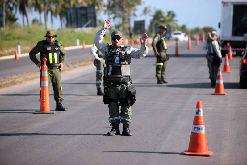 Para oferecer mais segurança e funcionar como uma pequena delegacia na praia em Salinópolis e Mosqueiro, a Secretaria de Estado de Segurança Pública e Defesa Social (Segup) inaugurou neste sábado (30) três Centros de Comando Integrado. Os centros em Salinas estão localizados na Orla do Maçarico e na praia do Atalaia (foto) e, de acordo com o Cel André Cunha, secretário adjunto de Gestão Operacional, servirão para proporcionar uma temporada mais segura para quem for até um dos pontos mais frequentados por veranistas durante o mês de julho. Durante todo o sábado, agentes do Corpo de Bombeiros, Defesa Civil, Departamento de Trânsito do Estado (Detran), polícias Civil e Militar, sob a coordenação da Segup, receberam treinamentos para atuar nos centros de comando, que funcionarão 24h, servindo como uma mini-delegacia na praia.
FOTO: MARCELO LELIS / AG. PARÁ
DATA: 30.06.2018
ATALAIA - PARÁ <div class='credito_fotos'>Foto: Marcelo Lelis / Ag. Pará | <a href='/midias/2018/originais/cf739db4-d214-47fa-affa-5c048ef4bff3.jpg' download><i class='fa-solid fa-download'></i> Download</a></div>
