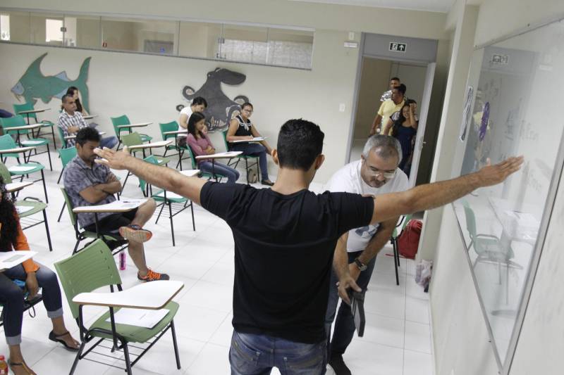 Um total de 27.938 candidatos se inscreveram para participar do concurso promovido pela Superintendência do Sistema Penitenciário do Estado (Susipe). Foram ofertadas 969 vagas e as provas iniciaram neste domingo (11), mas somente 22.875 compareceram. O balanço foi divulgado pela AOCP Concursos Públicos, organizadora do certame. No próximo domingo (18), a expectativa é a de que 11.939 candidatos façam prova para o cargo de agente prisional. A titular da Secretária de Estado de Administração (Sead), Alice Viana fez uma avaliação do concurso no final da tarde deste domingo. “A primeira etapa do concurso da Susipe foi um marco importante do sistema de gestão penitenciária, com a ampliação do efetivo de servidores para nível médio e superior. O concurso transcorreu dentro da normalidade e faz parte das medidas de combate a criminalidade, além de dotar o sistema de segurança das condições necessárias para o desenvolvimento do seu trabalho. Esperamos que no próximo domingo (18) quando será realizado o primeiro grande concurso para seleção de agentes prisionais, tudo ocorra dentro da normalidade também”, pontuou.
FOTO: AKIRA ONUMA / ASCOM SUSIPE
DATA: 11.03.2018
BELÉM - PARÁ <div class='credito_fotos'>Foto: Akira Onuma / Ascom Susipe | <a href='/midias/2018/originais/cf77ee10-d3cb-4da4-93f4-931c6684edd4.jpg' download><i class='fa-solid fa-download'></i> Download</a></div>