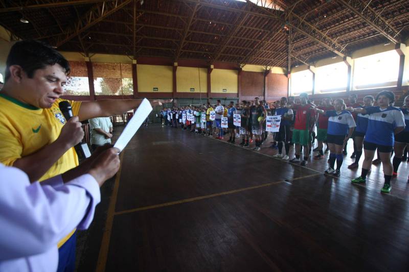 Mais de 300 policiais militares, de diversas localidades do Pará, participam neste sábado (3) e no domingo (4) da II Copa de Futsal da Casa Militar da Governadoria, em comemoração aos 101 anos de criação do órgão. Quarenta equipes participam do torneio, sendo 32 masculinas, quatro femininas, duas sub-16 e duas sub-13, as duas últimas formadas por alunos da escolinha de futsal da PM, que ensina a filhos de militares técnicas e regras da prática esportiva.
FOTO: RODOLFO OLIVEIRA / AG. PARÁ
DATA: 03.03.2018
BELÉM - PARÁ <div class='credito_fotos'>Foto: Rodolfo Oliveira/Ag. Pará | <a href='/midias/2018/originais/cf790e04-b66e-45dc-94fe-07d79788188a.jpg' download><i class='fa-solid fa-download'></i> Download</a></div>
