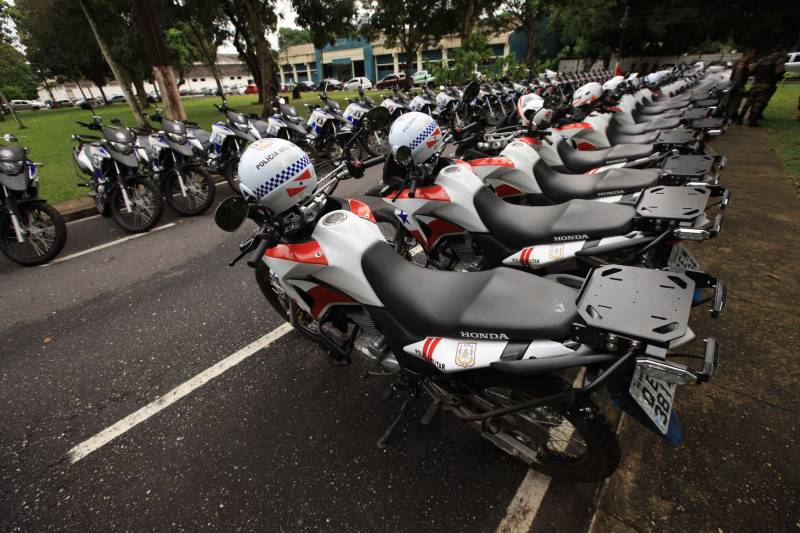 Polícia Militar, Guarda Municipal e Secretarias Municipais de Segurança Pública de 17 cidades do interior paraense receberam motos (foto) para ampliar o policiamento ostensivo e para atender ocorrências em suas sedes. Os veículos adquiridos pelo Governo do Estado são provenientes de emenda parlamentar de três deputados da Assembleia Legislativa do Pará (ALEPA), e entregues nesta segunda-feira (28) durante cerimônia na sede da Casa Civil, em Belém. Ao todo foram entregues 44 motos do modelo Honda XRE 300 CC, todas com kit sinalizador acústico e visual, rastreador, dois capacetes e queixeiras. Prefeitos, secretários de segurança, representantes das polícias, guardas municipais e deputados estiveram presentes na solenidade e ressaltaram a importância de ampliar a frota de veículos para dar apoio a segurança dos municípios.
FOTO: MÁCIO FERREIRA / AG. PARÁ
DATA: 28.05.2018
BELÉM - PARÁ <div class='credito_fotos'>Foto: MÁCIO FERREIRA/ AG. PARÁ | <a href='/midias/2018/originais/cf8200fb-a00a-49c5-9831-dc94f46b3411.jpg' download><i class='fa-solid fa-download'></i> Download</a></div>