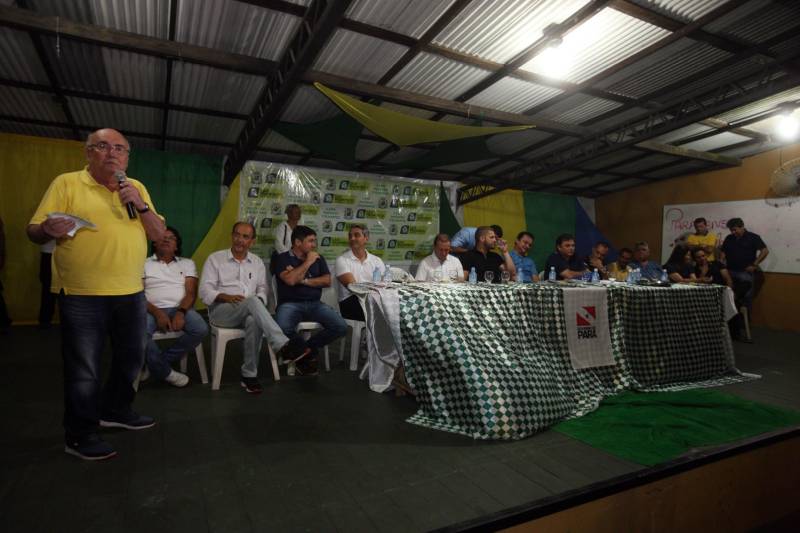 O município de São Francisco do Pará recebeu, neste sábado (30), uma ordem de serviço para o asfaltamento de 5 quilômetros de suas ruas, um investimento de quase R$ 2 milhões. A ação é uma realização do Governo do Estado, por meio da Secretaria de Estado de Desenvolvimento Urbano e Obras Públicas (Sedop), e tem a parceria da Assembleia Legislativa do Estado (Alepa) e da prefeitura do município beneficiado. O evento de entrega ocorreu de 18h às 20h, no Centro de Referência e Assistência Social (Cras) da cidade. A iniciativa faz parte de uma ação maior, já realizada em Viseu, Augusto Corrêa, Tracuateua, Bonito, Floresta do Araguaia, Curionópolis, São João da Ponta, Curuçá, Terra Alta, Sapucaia, Redenção, Capanema, Bragança, São Domingos do Capim e outros municípios. Nos 14 municípios citados, foram destinados mais de R$ 42 milhões para a pavimentação asfáltica em cerca de 95 quilômetros.
FOTO: SIDNEY OLIVEIRA / AG. PARÁ
DATA: 30.06.2018
SÃO FRANCISCO - PARÁ <div class='credito_fotos'>Foto: Sidney Oliveira/Ag. Pará | <a href='/midias/2018/originais/cf82e5e4-0b9b-4f60-bed2-9a81d799b512.jpg' download><i class='fa-solid fa-download'></i> Download</a></div>