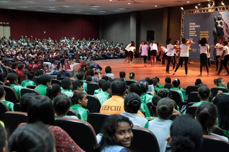 O público do I Salão do Livro do Sul e Sudeste do Pará (foto), que segue até o próximo dia 6, no Carajás Centro de Convenções, tem superado as expectativas, segundo a Associação Nacional de Livrarias. O número de visitantes vem crescendo, especialmente pela presença constante de estudantes. No quarto dia, alunos das redes municipal e estadual de ensino deram início à programação na Arena das Artes com apresentações culturais. A Escola Estadual Heloisa de Castro, localizada no núcleo Cidade Nova, em Marabá, mostrou um espetáculo sobre as Danças Circulares, projeto desenvolvido pela professora Rosilene Barros. “Eu conheci e me apaixonei pela dança circular porque as pessoas se seguram umas nas outras. Na dança não existem diferenças sociais: não existe preto, branco, lavrador, índio, pobre, negro, sexualidade, isso me chamou muita atenção. Então, fiz uma mistura, a apresentação é uma aula de valores, trago isso para os alunos, instigo eles a serem críticos”, disse.
FOTO: ELZA LIMA
DATA: 30.04.2018
MARABÁ - PARÁ <div class='credito_fotos'>Foto: ELZA LIMA | <a href='/midias/2018/originais/cf84b684-9ef1-4295-8c75-39d94bdedca6.jpg' download><i class='fa-solid fa-download'></i> Download</a></div>