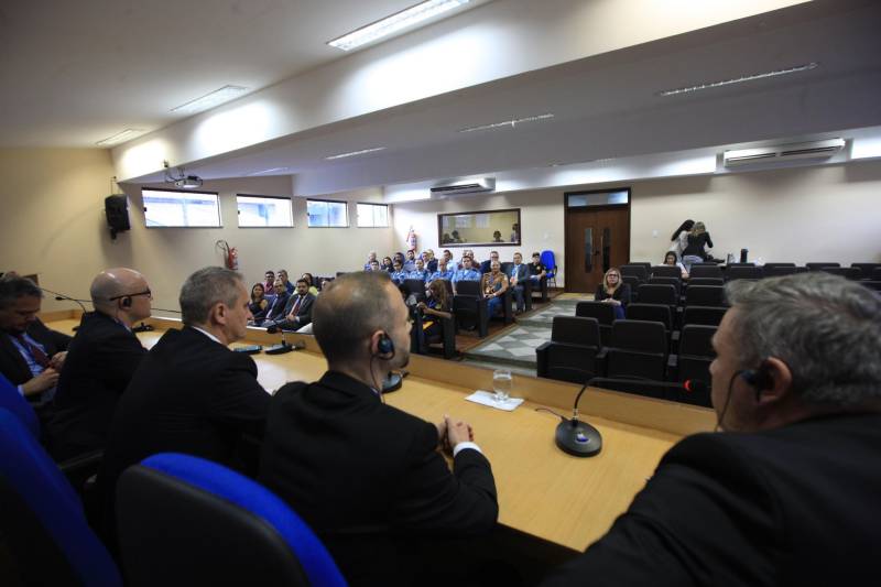 Em 2018, o Centro de Perícias Científicas (CPC) Renato Chaves celebra a segunda parceria com a Polícia Internacional. Dessa vez, o intercâmbio foi fechado com a Polícia Francesa, na manhã desta segunda-feira (23), com a abertura da Semana de Intercâmbio de Investigação Criminal: Brasil x França - O Local de Homicídio em Evidência, no auditório do CPC. Durante a semana, os peritos ampliarão seus conhecimentos sobre as técnicas, protocolos e tecnologias utilizadas na França. Policiais civis e militares também participam da qualificação. O intercâmbio está sendo organizado pela Direção Geral do CPC, por meio da Direção de Cooperação Internacional da Embaixada Francesa, sediada em Brasília. Dois agentes da Polícia do Brigade Criminelle e do Service Régionale d'Identité Judiciaire, com apoio do Ministério do Interior da França, participam da qualificação, que segue até a próxima sexta-feira (27) e será realizada na modalidade presencial, com aulas práticas e teóricas sobre as técnicas em local de crime.
FOTO: RODOLFO OLIVEIRA / AG. PARÁ
DATA: 23.04.2018
BELÉM - PARÁ <div class='credito_fotos'>Foto: Rodolfo Oliveira/Ag. Pará | <a href='/midias/2018/originais/cf8687f5-e9eb-41ee-8aec-fc1445b7798e.jpg' download><i class='fa-solid fa-download'></i> Download</a></div>