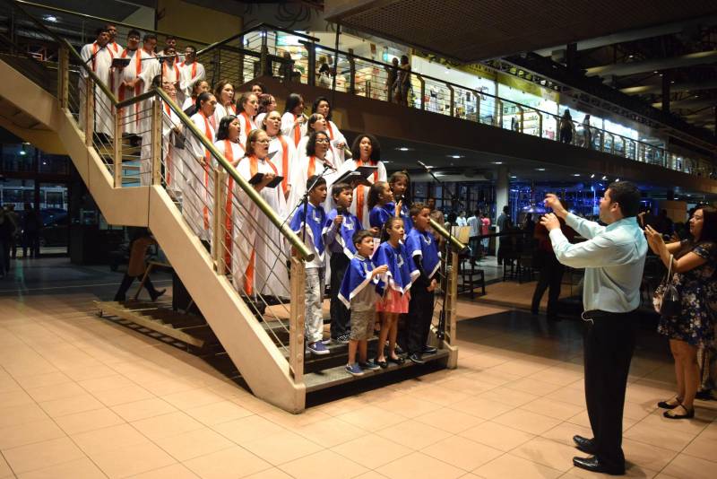 O complexo turístico da Estação das Docas inicia sua programação de Natal (foto) nesta quarta-feira, 12, e segue até o dia 25. Todas as programações são gratuitas. Nesta quarta, 12, quem encantará o público é o Canto Infantil do Colégio Adventista, a partir das 17h30, na orla do Armazém 3. No sábado (15) é a vez da Cantata de Natal com o Coral Infantojuvenil Vale Música, no Anfiteatro São Pedro Nolasco, a partir das 18h30.

FOTO: ASCOM / OS PARÁ 2000
BELÉM - PARÁ <div class='credito_fotos'>Foto: Ascom Pará 2000   |   <a href='/midias/2018/originais/cf89321e-3a8e-4264-a1fa-3532a79cacea.jpg' download><i class='fa-solid fa-download'></i> Download</a></div>